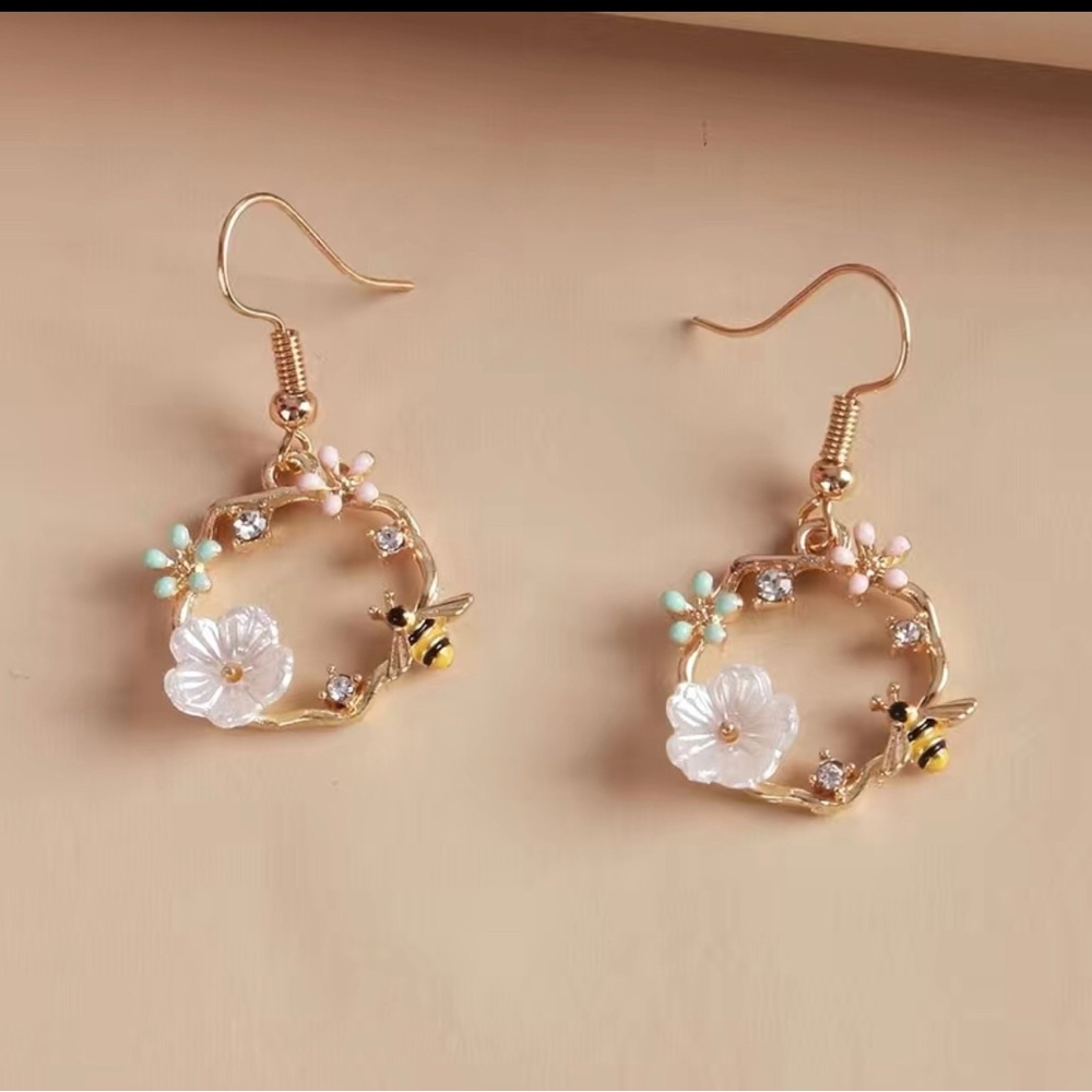 💎 Pretty White Flower Drop Dangle Earrings